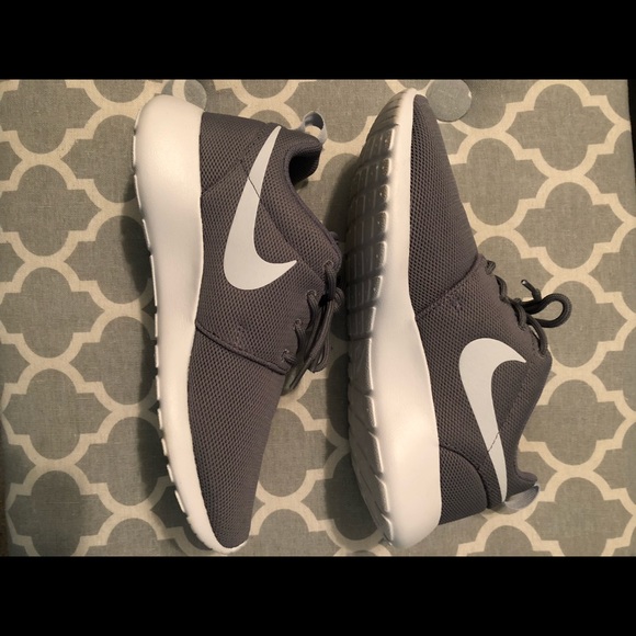 Nike Shoes - Nike Roshe tennis shoes